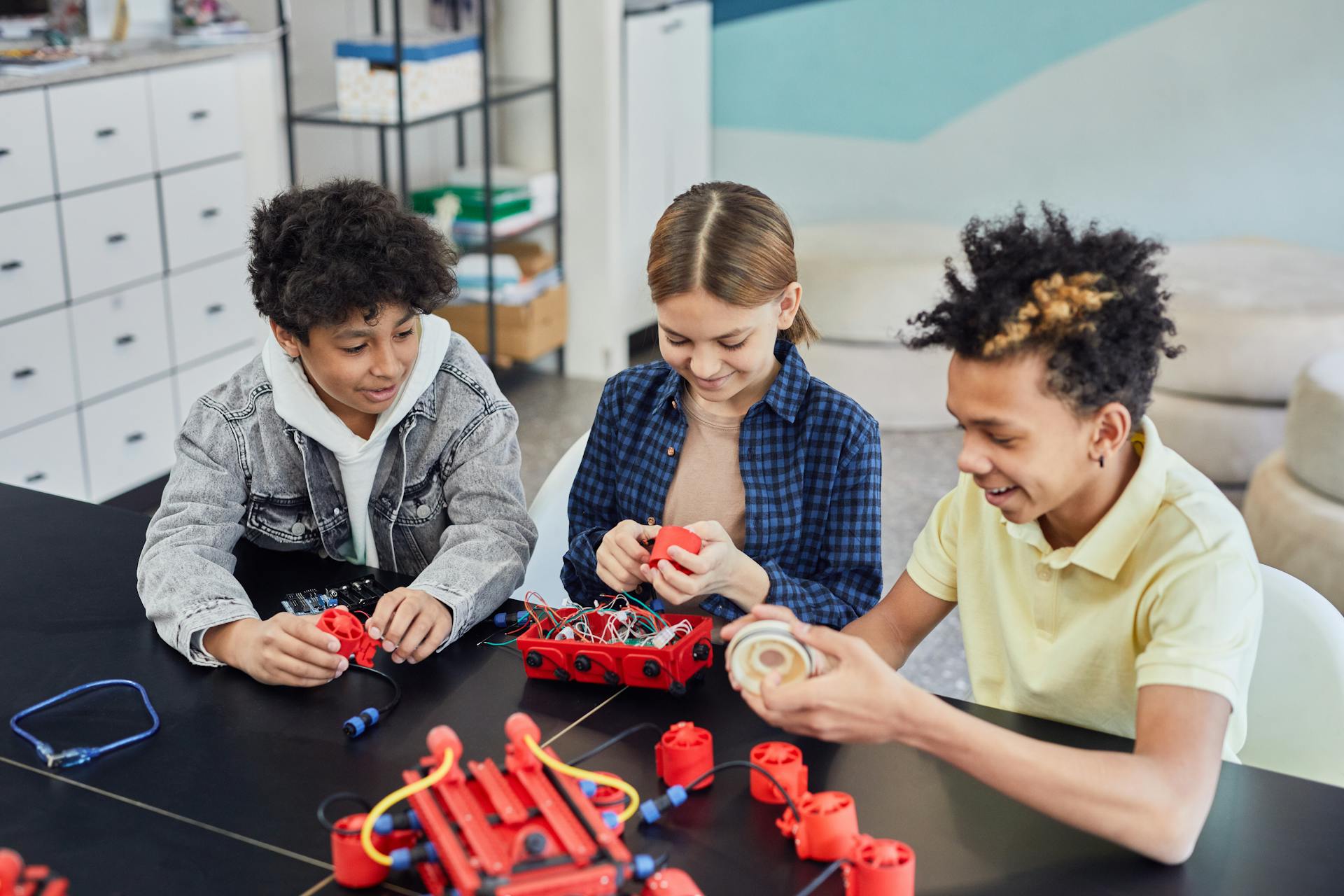 Children working on a robot together, this is a form of project-based learning